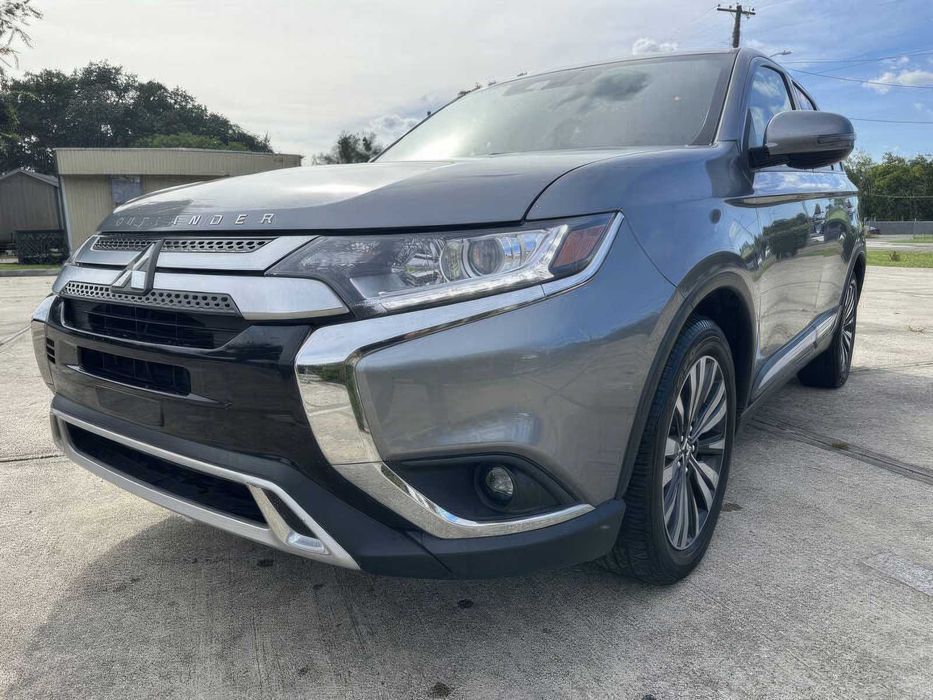 Mitsubishi Outlander SE      2020