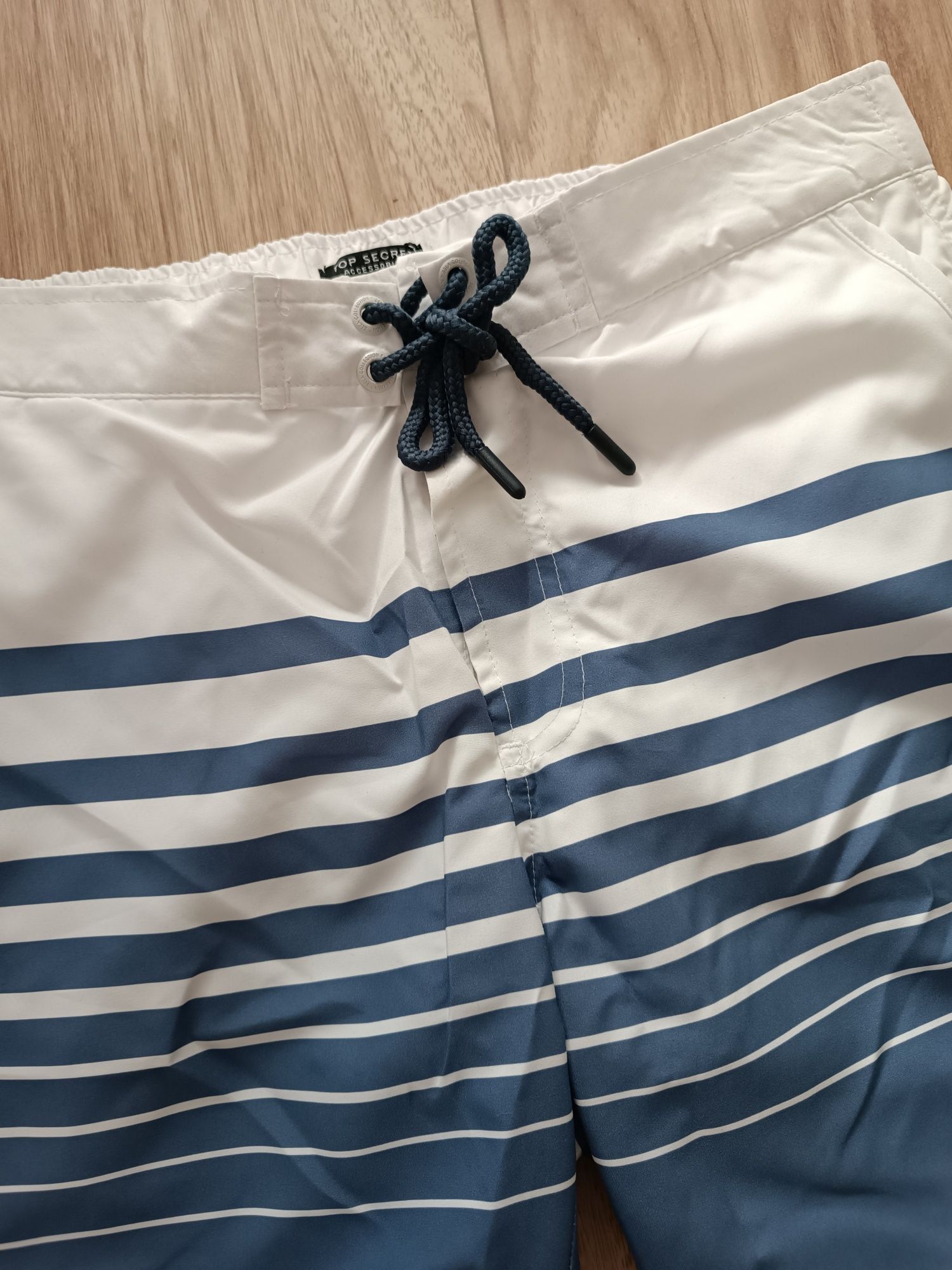 Białe męskie szorty kąpielowe spodenki w niebieskie paski XS