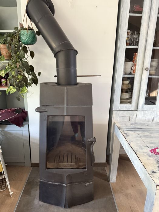 Kominek Invicta nowoczesny desgin, żeliwny