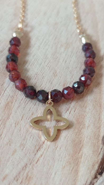 Naszyjnik, choker z kamienia z zawieszką koniczyną marokańską, prezent