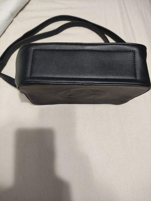 Сумка на плече з довгим ременем.В гарному стані.