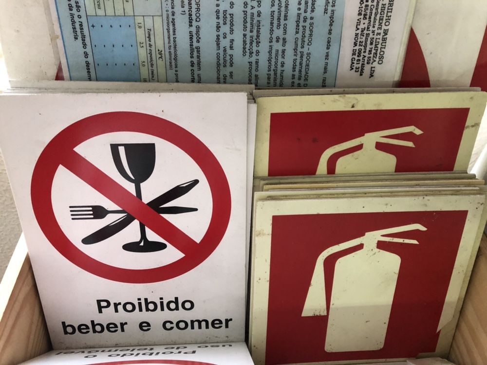 Placas de sinalização e informação varias