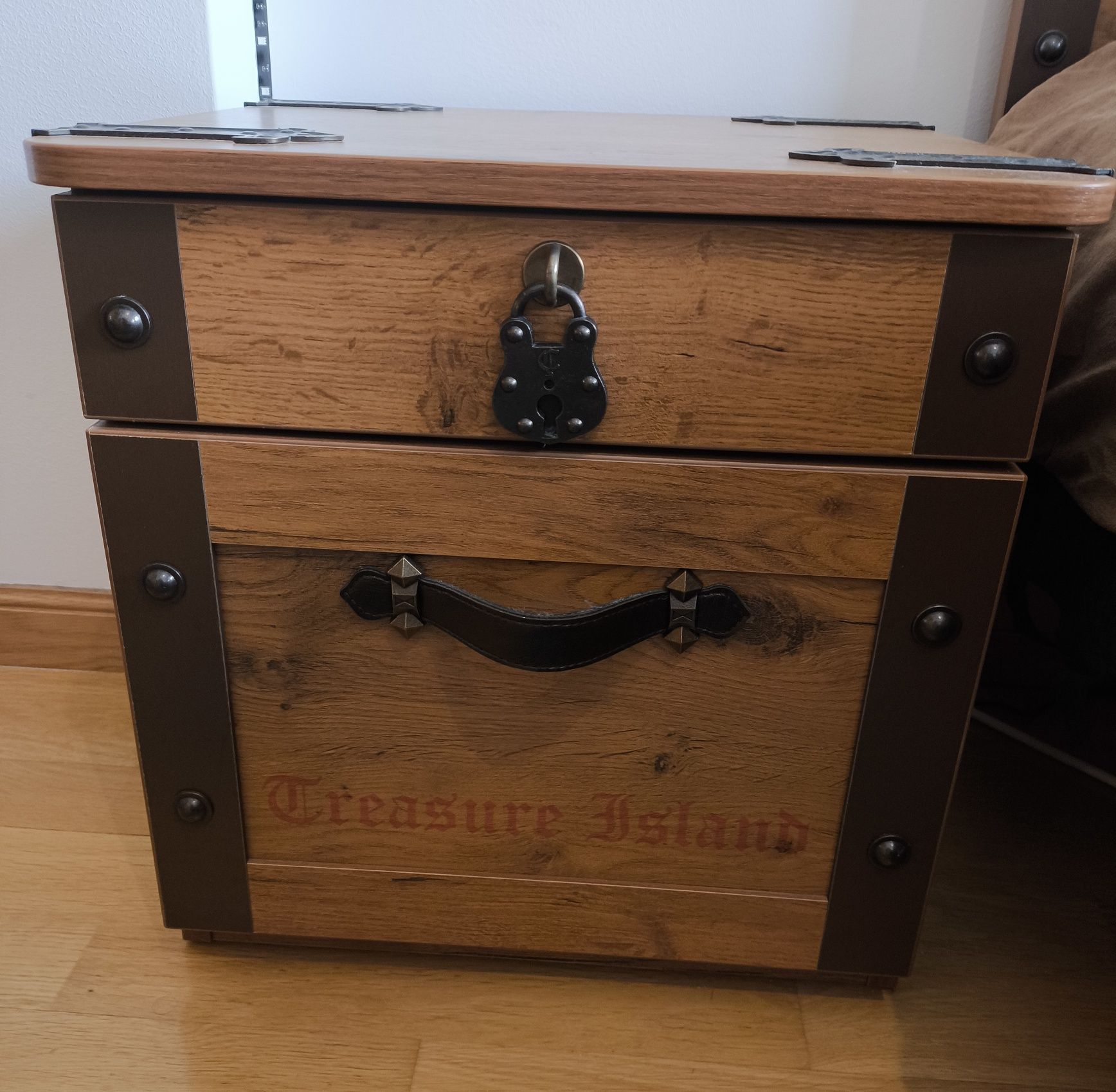 Cama e mesa de cabeceira