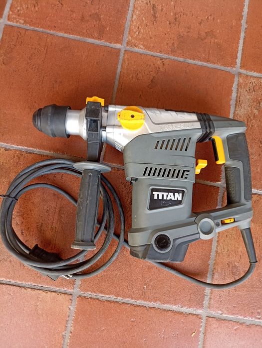 Máquina de Furar/Demolir TITAN TTB653SDS I