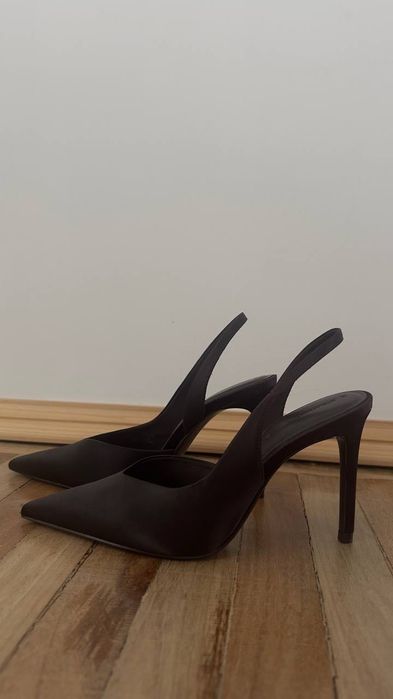 Продам нові туфлі з атласним ефектом на підборах 39 р. Stradivarius