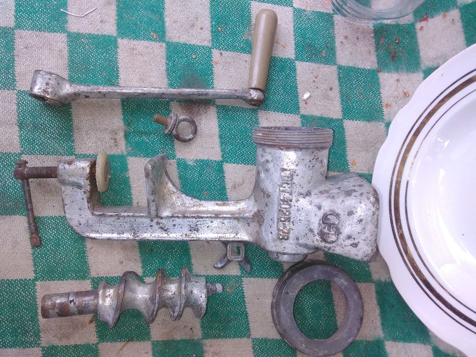 Мясорубка ручная СССР (чугунная) 1979 г. и насадки к ней.