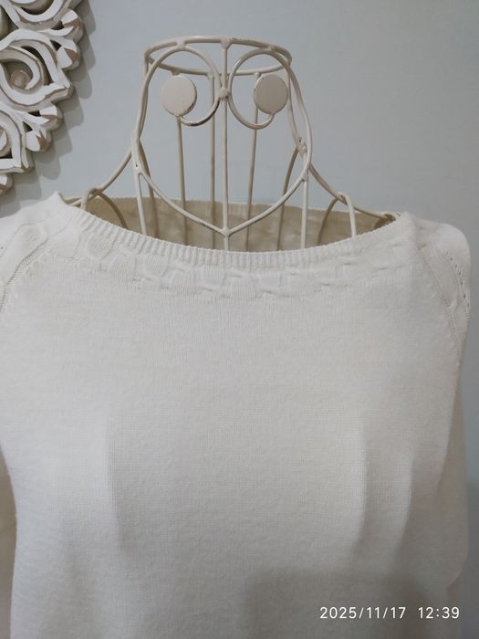 Camisola creme com trabalhado no cós, nas mangas e na gola