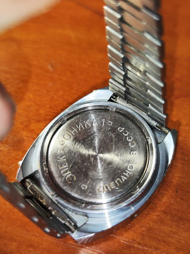 Продам часы электроника 1 СССР