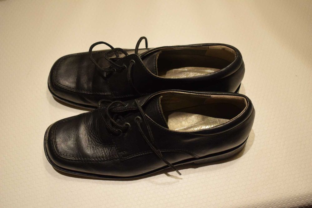 Sapatos pretos para rapaz número 37