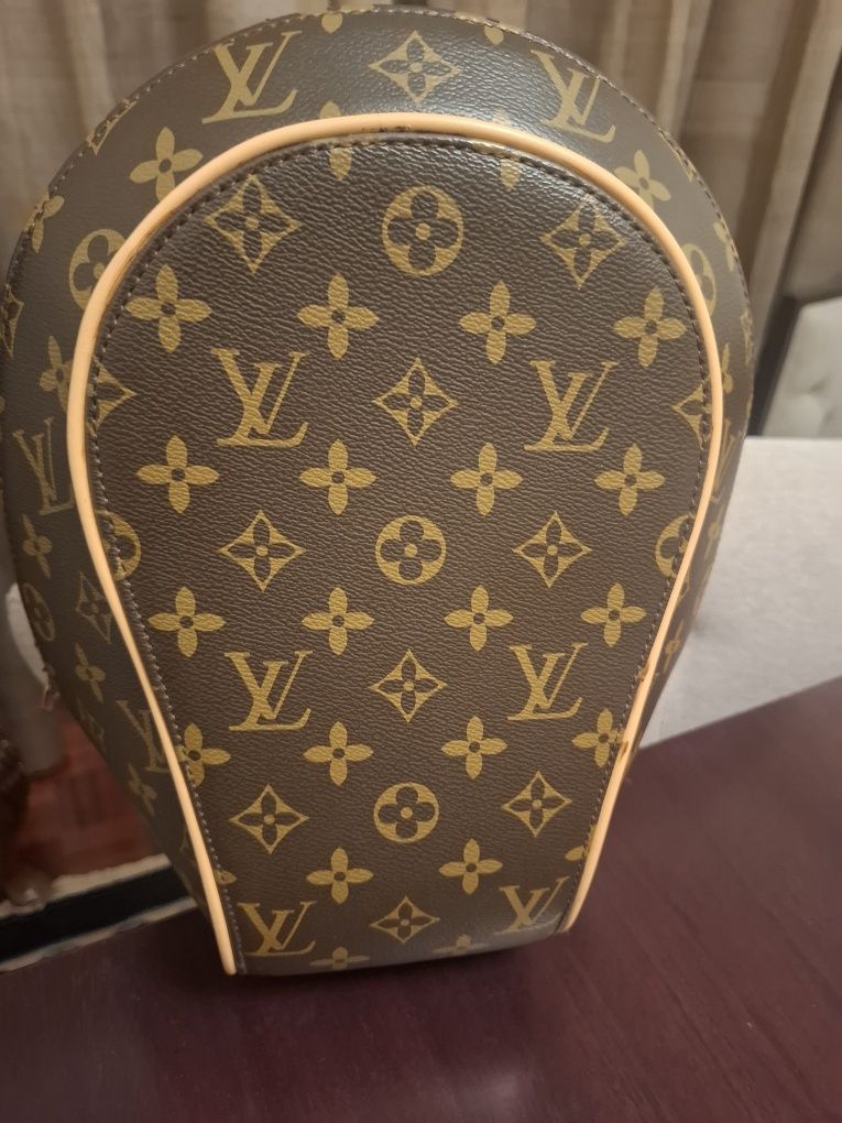 Mochila Louis Vuitton nova