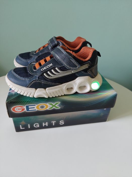 Buty sneakersy chłopięce świecące Geox 29