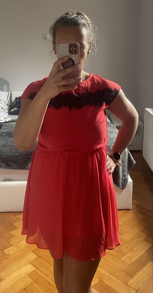 Czerwona sukienka z gumka w pasie