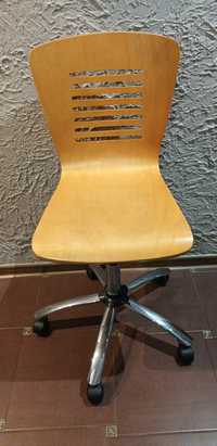 Drewniane obrotowe krzesło do biurka