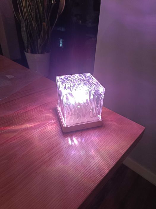 Lampka nocna różne kolory pracy z pilotem