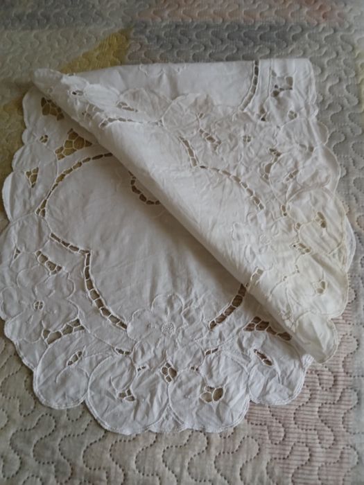 Centro de mesa bordado Richelieu