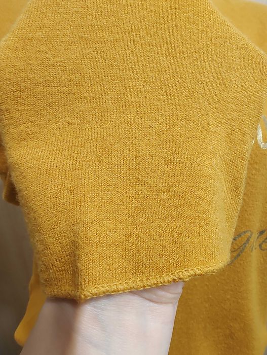 Oversizowy musztardowy sweter ze złotym napisem wiskoza wełna angora