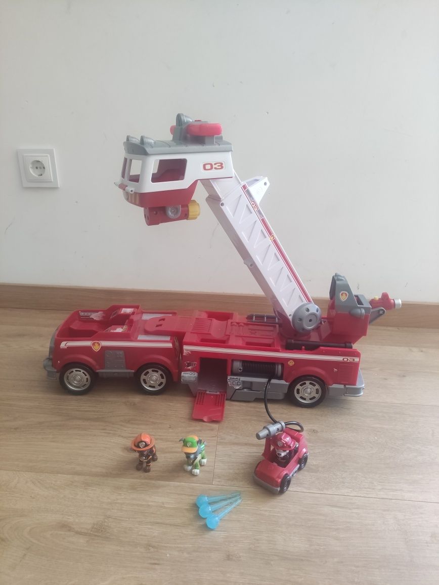 Camião bombeiros patrulha pata