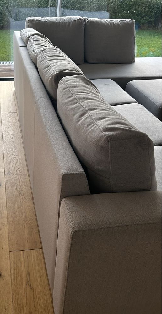 Sofa com chaise long e puff de apoio