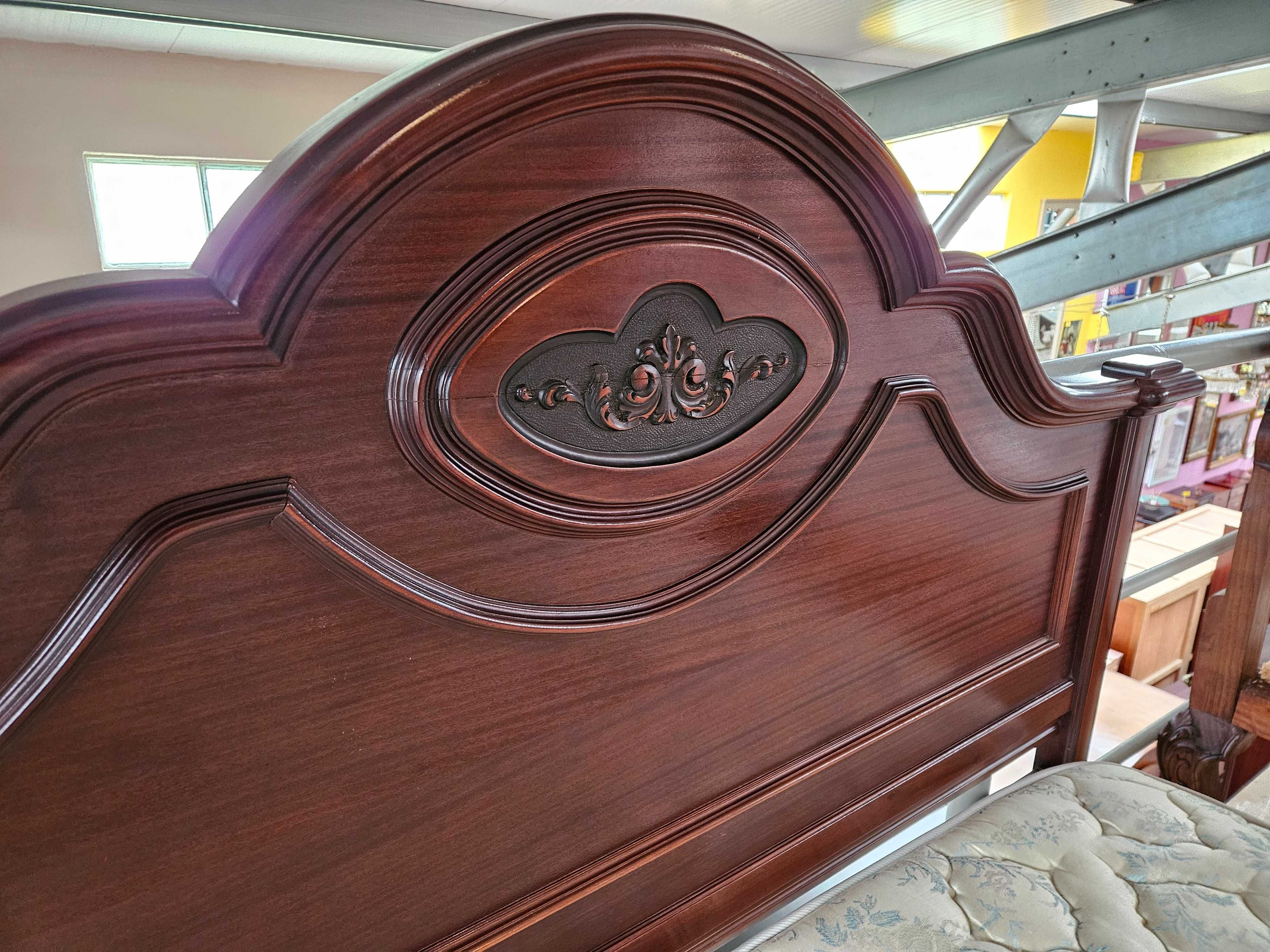 Cama em madeira maciça com estrado e colchão - Muito bom es