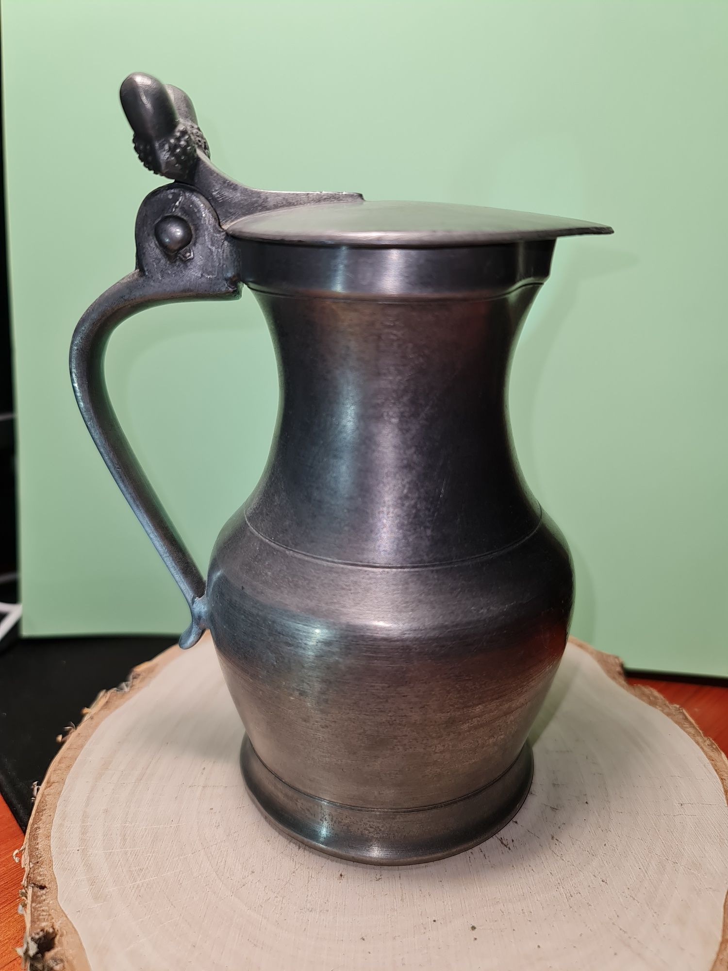 Stary cynowy dzban z pokrywką - dąb - żołędzie (17cm)