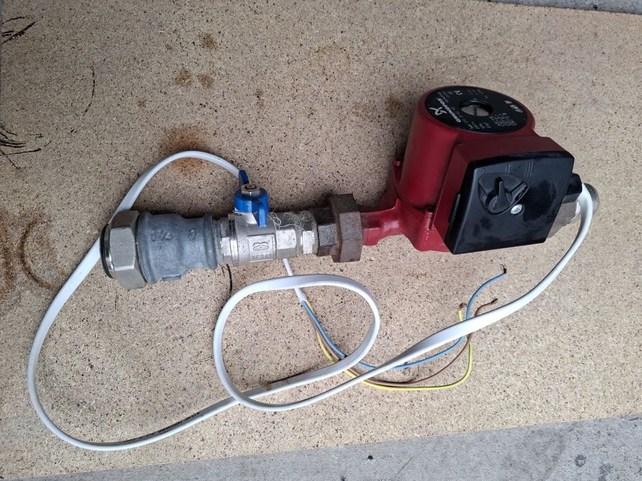 Циркуляційний насос с гайками.