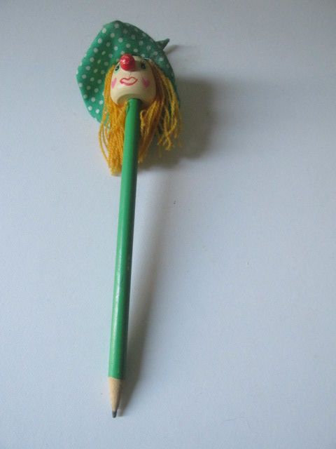 lápis com boneca incorporada