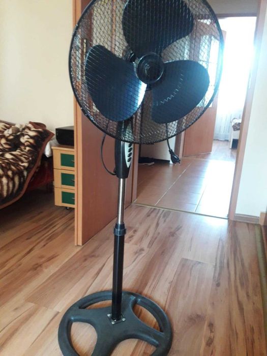 Wiatrak chłodzący sterowany pilotem