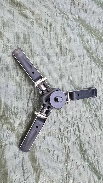 Mini tripé com estrutura robusta e design compacto