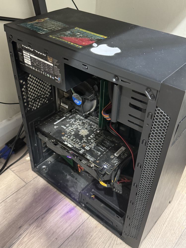 Komputer Asus razem z monitorem