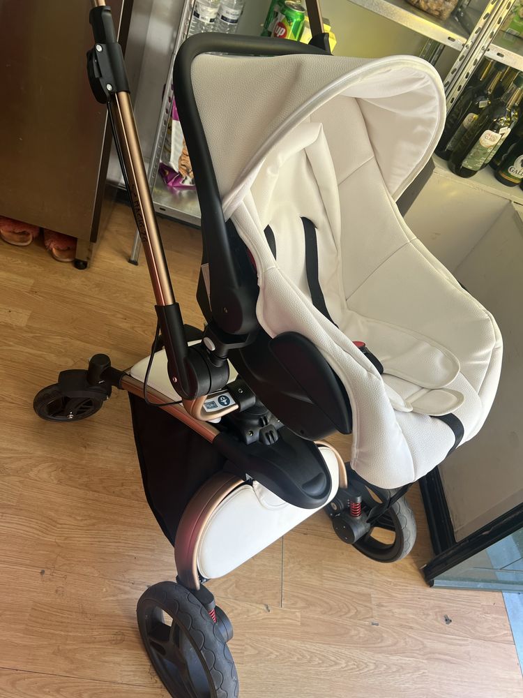 Vendo carrinho de bebe 3 em 1 como novo tem uso de 1 mes