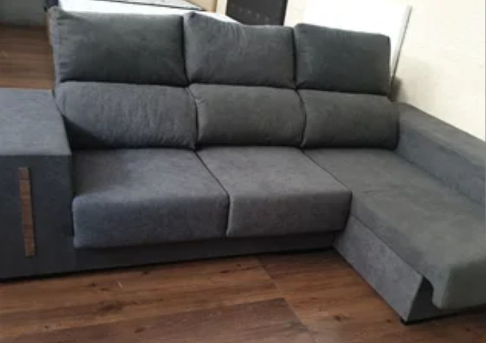 Sofá chaise lounge cinza com baú e 1 puff