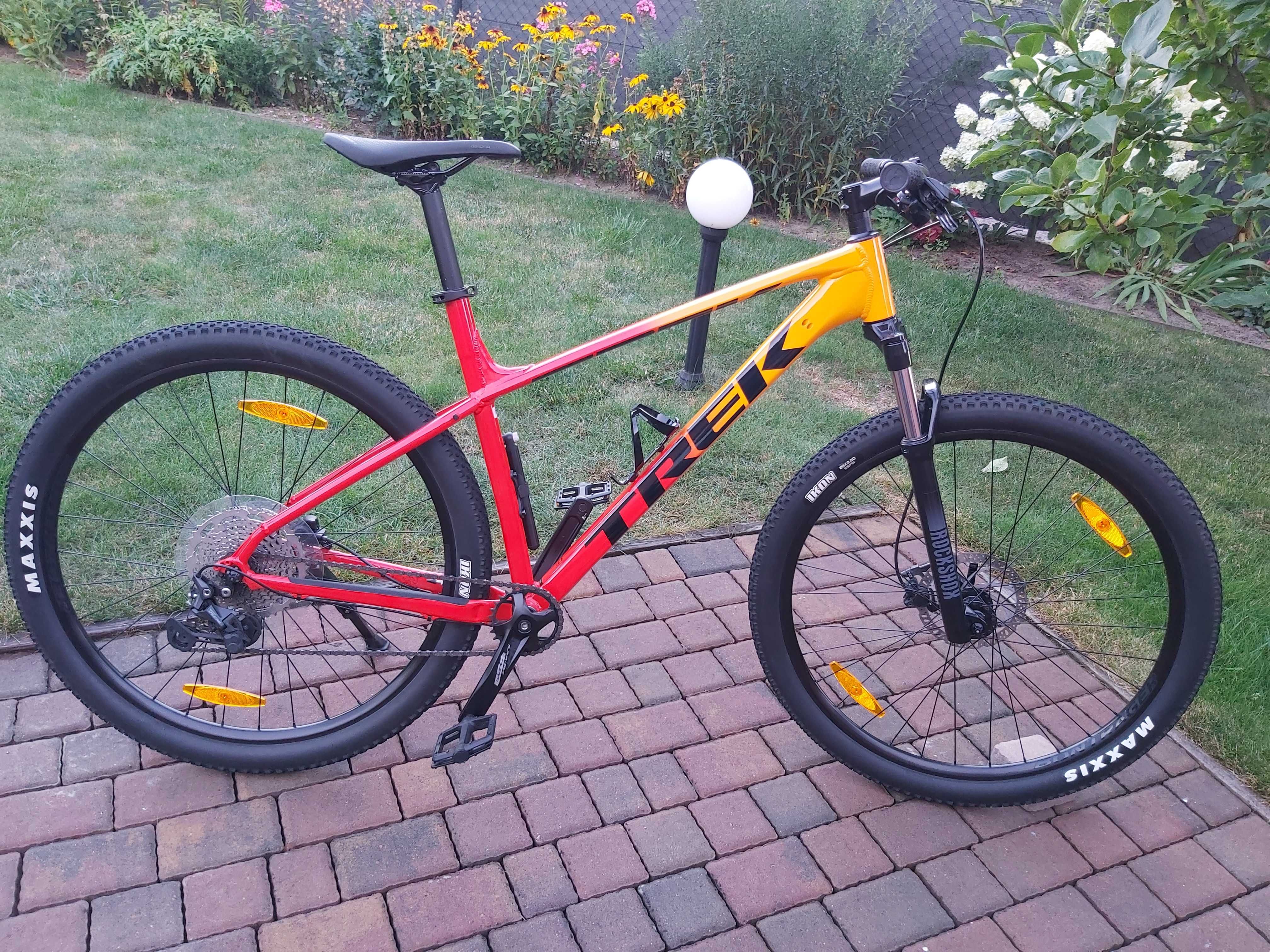 Trek Marlin 7 Gen. 2 XL - Marigold to Radioactive Red Fade