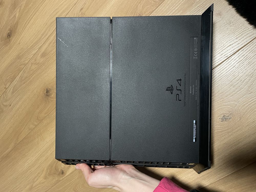 konsola playstation 4 fat + 2 pady + stacja ladujaca + the last of us