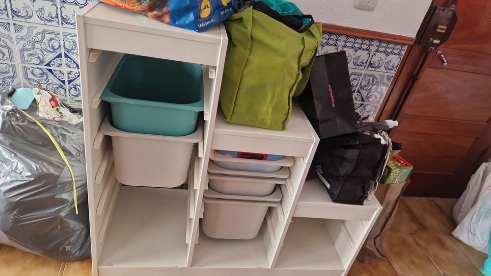 1 móvel  com marcas de uso,com todas as  as caixas