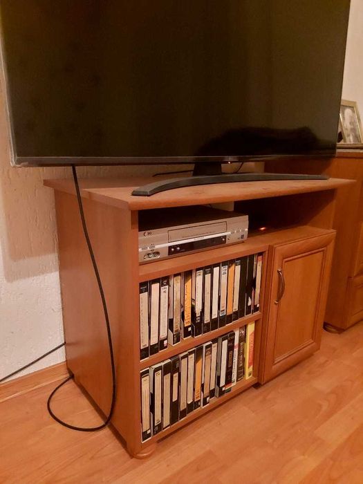 Szafka RTV z 3 półkami i jedną zamykaną szafką