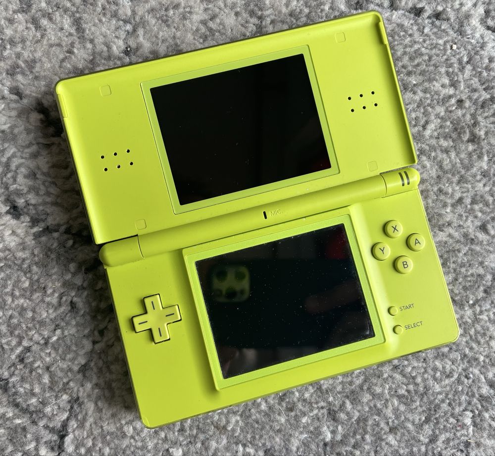 Nintendo DS lite plus dodatki