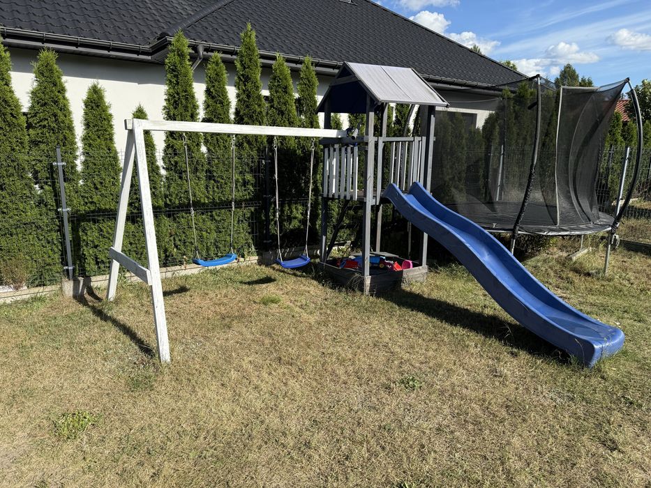 Domek dla dzieci, plac zabaw, zjezdzalnia huśtawki