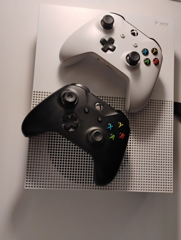 Xbox One S All Digital 1TB + 2 Pady