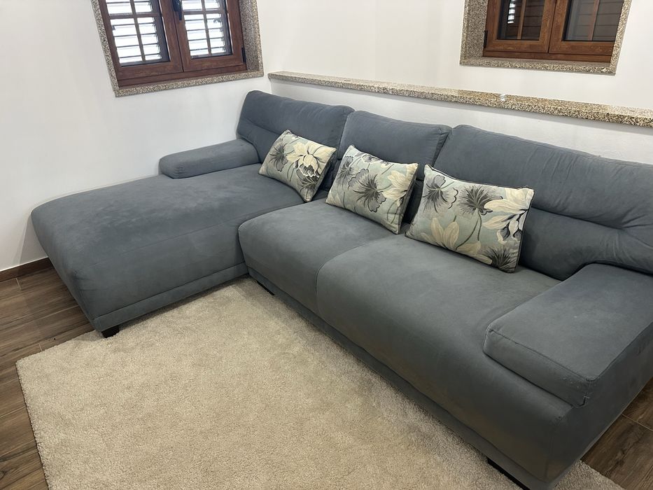 Sofá cinza em veludo com chaise longue – confortável e em bom estado