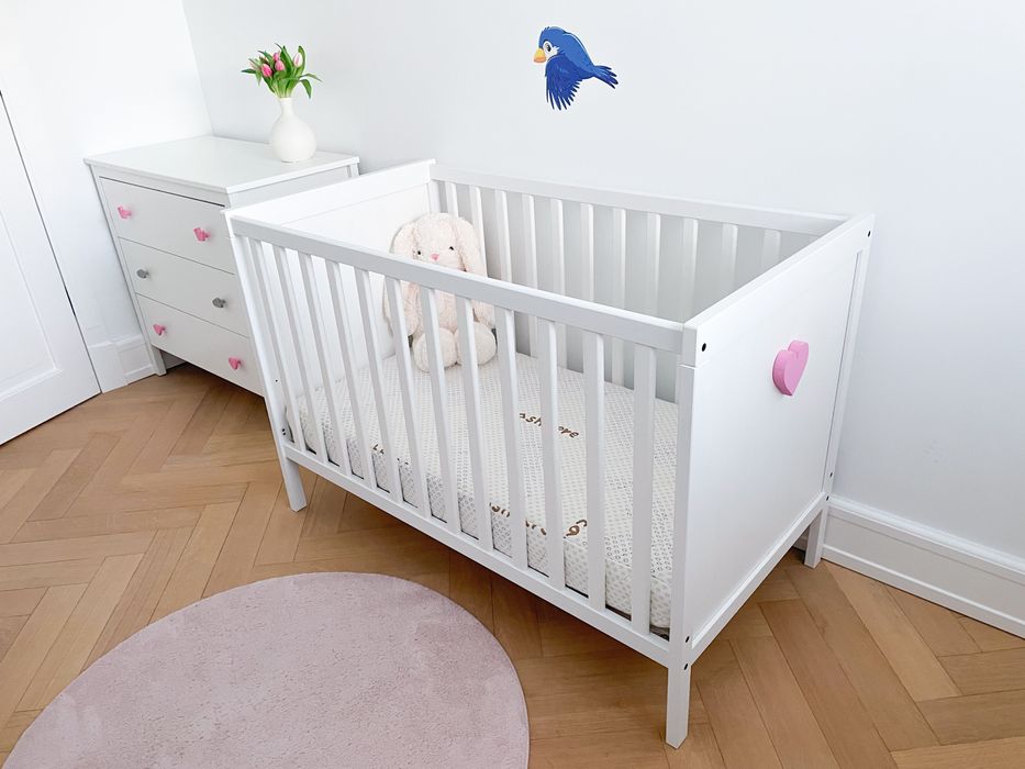 Zestaw mebli - łóżeczko, komoda, przewijak, materac, nakładka, dodatki