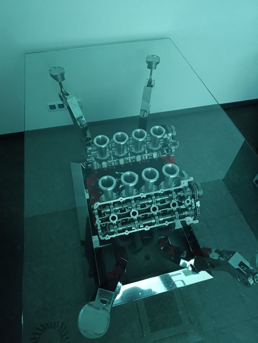 Stolik z duszą motoryzacji – unikatowe rękodzieło z silnika V6/V8
