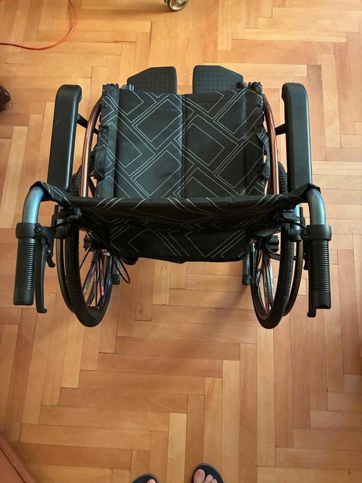 Wózek inwalidzki z oponami pneumatycznymi i szybkozłączką