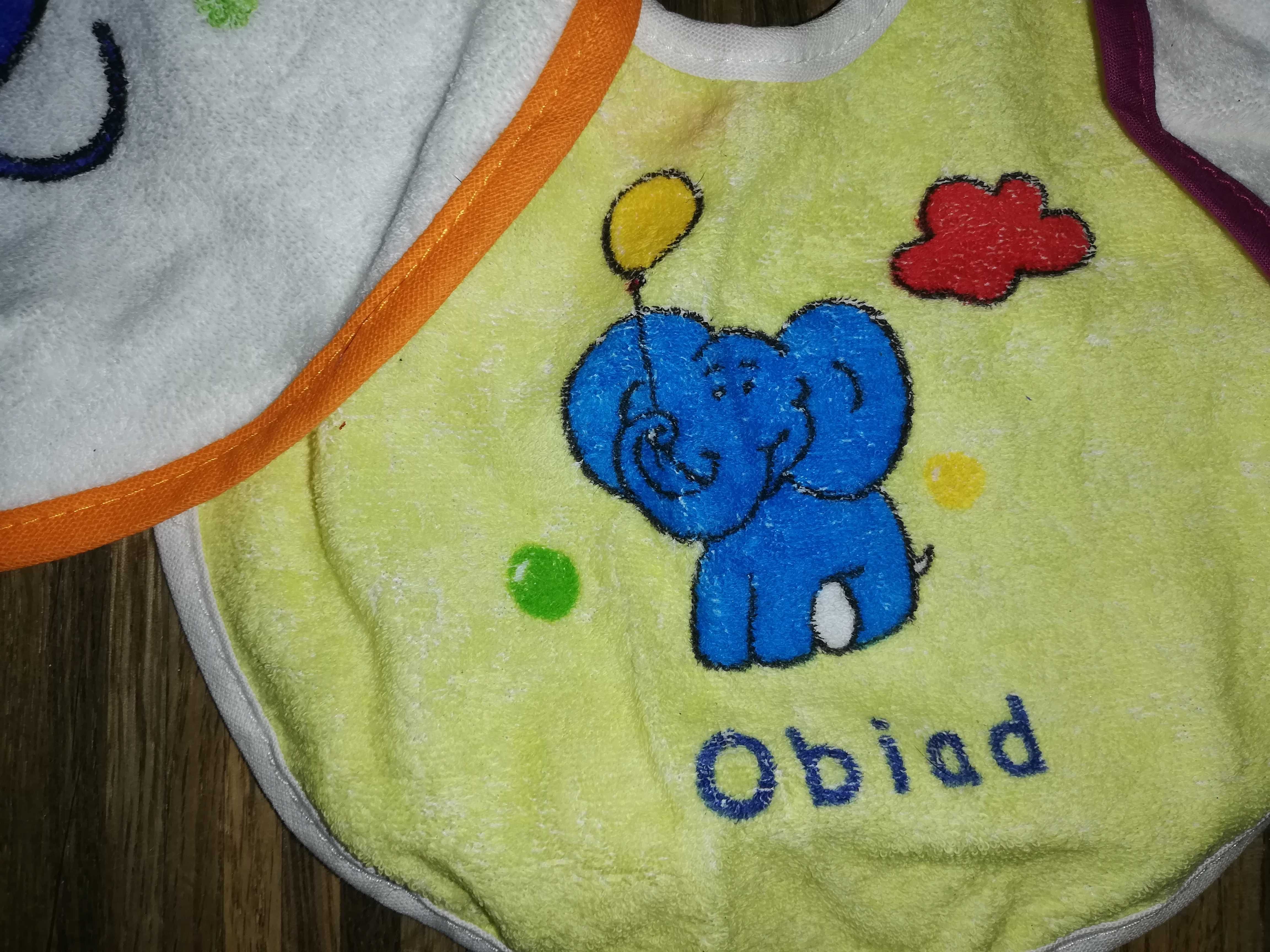 Trzy śliniaki Akuku