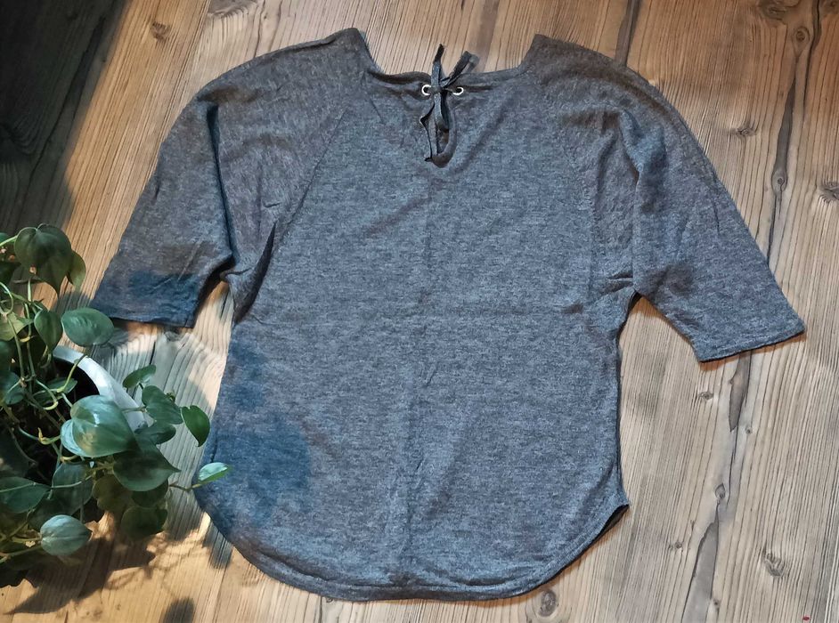 Cienki sweterek (bluzka) ala "nietoperek" z rękawami 3/4 marki Promod