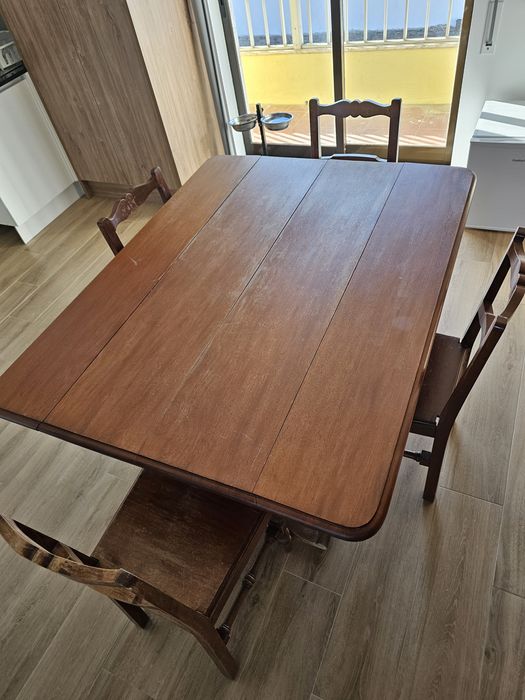 Mesa em madeira com 4 cadeiras