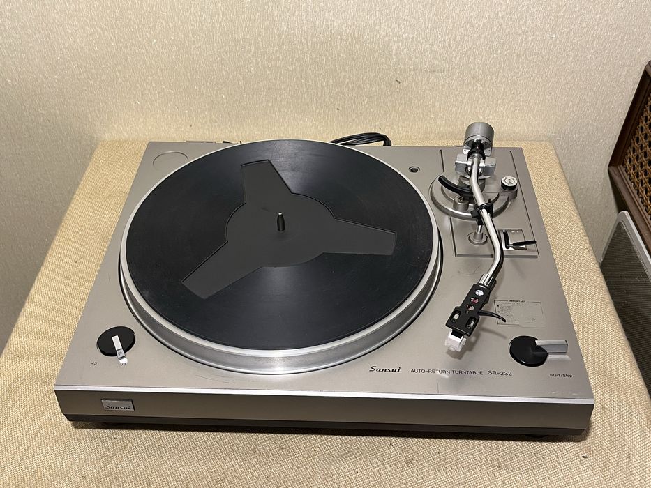 Красивый японский проигрыватель винила SANSUI SR-232