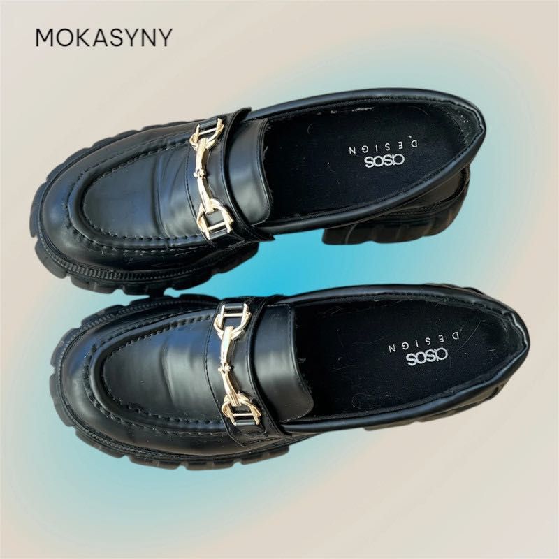 Mokasyny ze złotą klamrą
