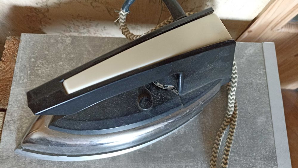 Утюг электрический 1980  года рабочий СССР