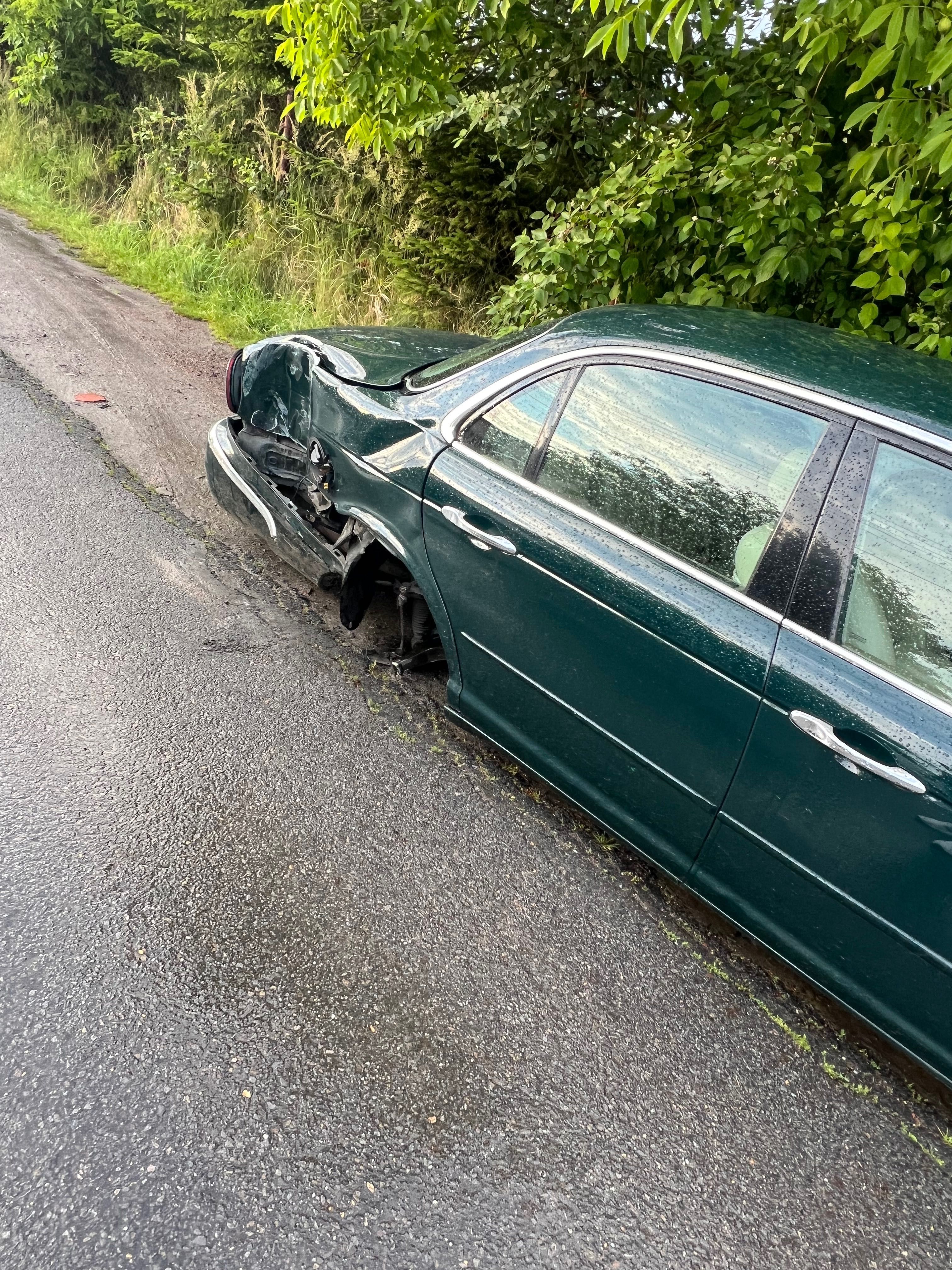 Sprzedam uszkodzonego jaguar Xj x350  2003r  3,6 V8