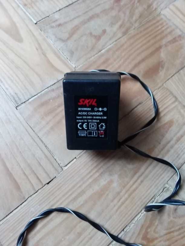 Carregador SKill e transformador DMC, ambos em bom estado